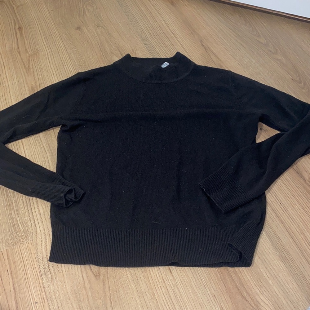 Sagharbor slight turtleneck long sleeve shirt. Size US S. 100% Acrylic.